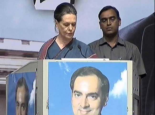 दिल्‍ली में संकल्‍प सम्‍मेलन को संबोधित करती सोनिया गांधी