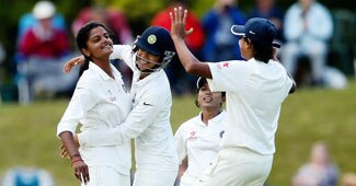 भारतीय महिला टीम ने इंग्लैंड को टेस्ट क्रिकेट में दी मात