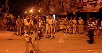 CSAT के खि‍लाफ आंदोलन को दबाती पुलिस