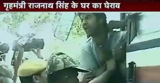 प्रदर्शनकारियों को हिरासत में लेती पुलिस