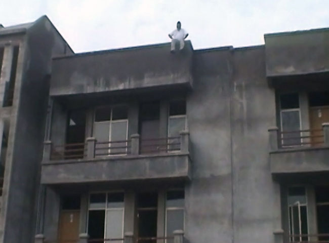 बिल्डिंग पर बैठा एनआरआई