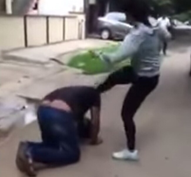 छेड़छाड़ करने वाले मनचले पर लड़की ने बरसायी लात, वीडियो वायरल