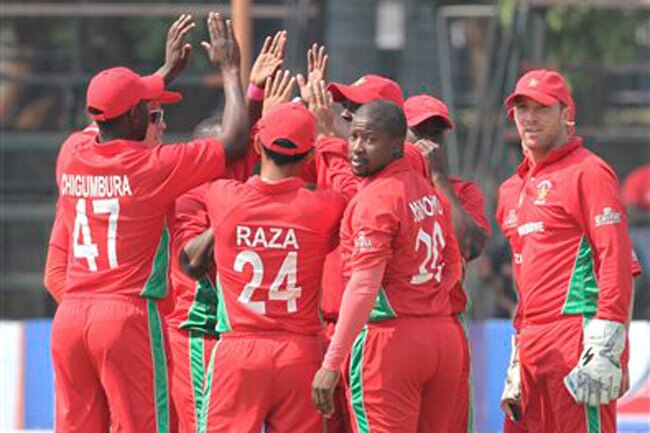 ऑस्ट्रेलिया के फिल ह्यूज्स का विकेट लेने के बाद जश्न मनाते जिंबाब्वे के ख‍िलाड़ी