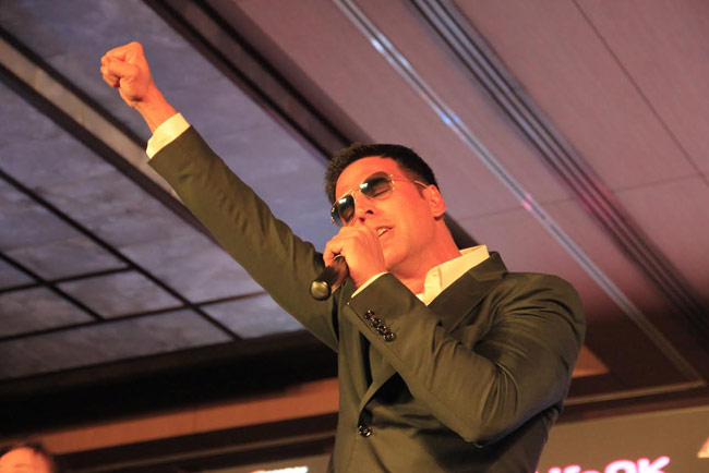 शो को लॉन्च करते अभिनेता अक्षय कुमार