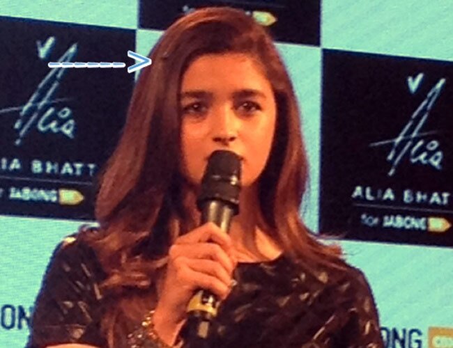 आलिया के सर पर बैठी है मक्खी