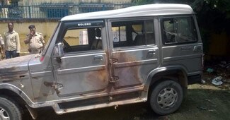 ब्लास्ट में क्षतिग्रस्त बोलेरो गाड़ी