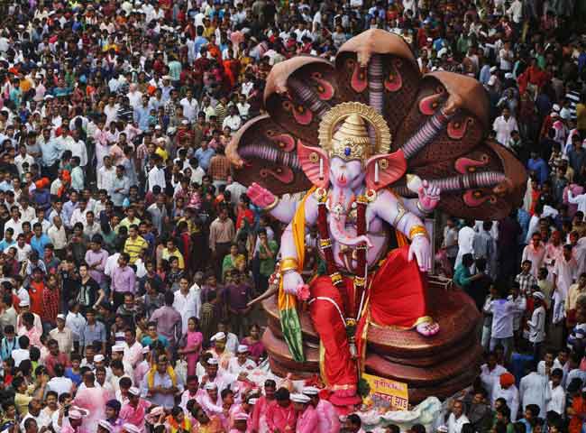 गणपति विसर्जन के दौरान मुंबई में सड़कों पर लोगों का हुजूम