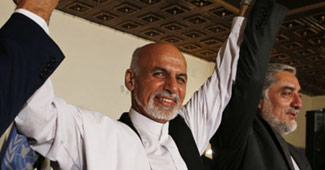 अशरफ घानी अहमदजई (सफेद ड्रेस में)