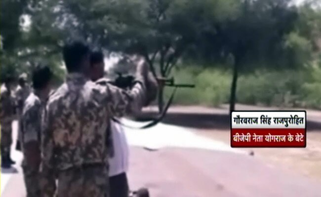 वीडियो में जोगराज सिंह के बेटे गौरव राज सिंह फायरिंग करते दिख रहे हैं