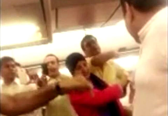 रहमान मलिक को चढ़ने नहीं दिया गया और रमेश कुमार वाकवानी हूटिंग के बाद उतरे