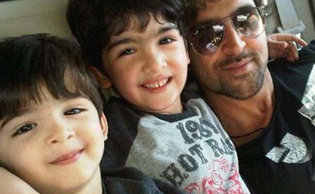 बेटे रिधान और रेहान के साथ रितिक रोशन