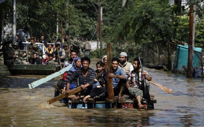 जम्मू-कश्मीर में आई बाढ़ की तस्वीरें