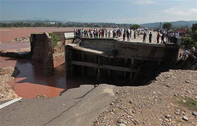 जम्मू के पास तवी नदी पर क्षतिग्रस्त पुल