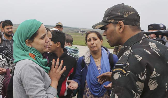 जम्मू-कश्मीरः बाढ़ में फंसे लोग परेशान