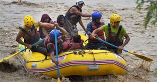 बाढ़ प्रभावित जम्मू-कश्मीर में राहत व बचाव कार्य जारी