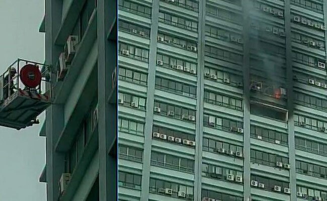 आग बुझाते दमकलकर्मी