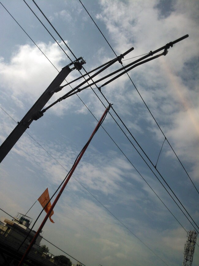 इस खराबी से यात्रियों को बहुत परेशानी का सामना करना पड़ा.