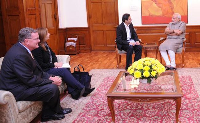 जनरल मोटर्स के अधिकारियों के साथ प्रधानमंत्री नरेंद्र मोदी