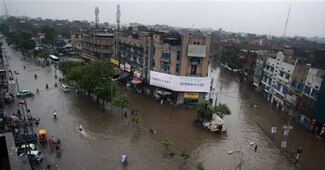 (लाहौर में बाढ़ का एक नजारा)