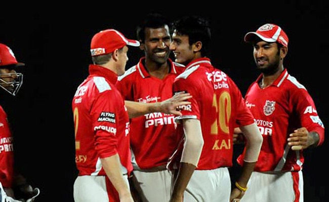 विकेट लेने के बाद जश्न मनाते किंग्स इलेवन पंजाब के खिलाड़ी