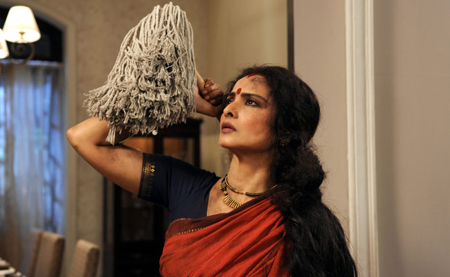 फिल्म के एक सीन में 'मदर इंडिया' पोज में रेखा