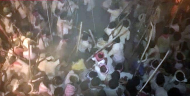 एक-दूसरे पर डंडे बरसाने की परंपरा