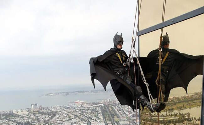 मेलबर्न के यूरेका टावर से लटका बैटमैन