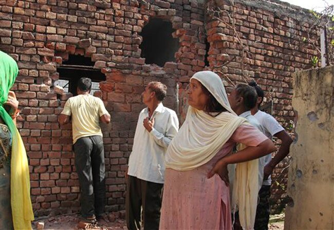 (सरहद पर रामगढ़ सेक्टर में नांगा गांव में पाकिस्तानी फायरिंग में क्षतिग्रस्त मकान)