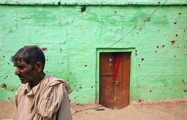 सीमावर्तीं गांव में दीवारों पर गोलियों के निशान (फाइल फोटो)