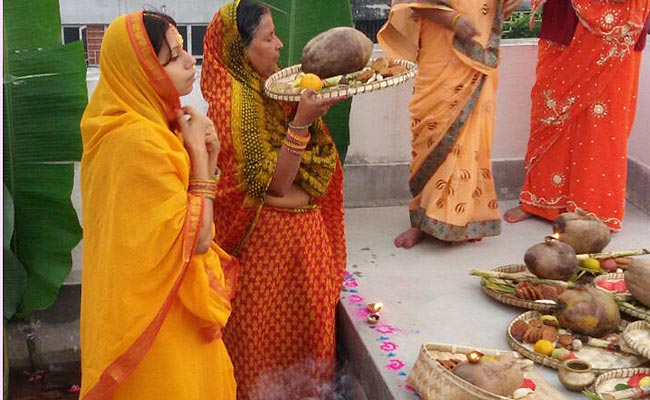 उदीयमान भगवान भास्कर को अर्घ्य देती व्रती