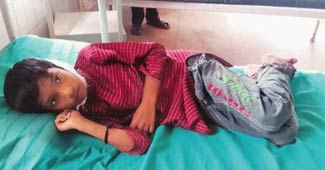 अस्पताल में इलाज करवाता संतोष