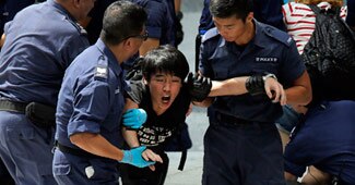 हांगकांग में प्रदर्शन करते प्रदर्शनकारी