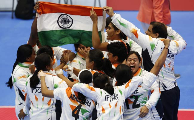 जीत का जश्न मनाती महिला कबड्डी टीम