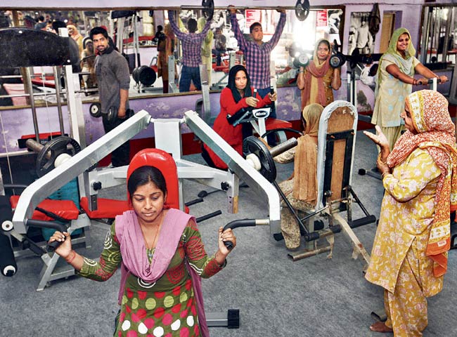 हरियाणा के एक जिम में कसरत करतीं स्थानीय महिलाएं