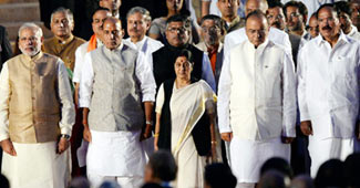 PM नरेंद्र मोदी अपने मंत्रियों के साथ