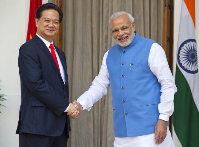 प्रधानमंत्री नरेंद्र मोदी वियतनाम के पीएम नुएन तन जुग के साथ