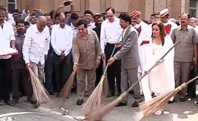 नीता अंबानी ने भी लगाई झाडू