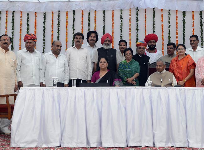 नए मंत्रियों के साथ सीएम वसुंधरा राजे