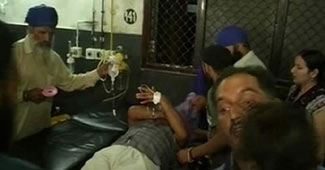 फायरिंग में घायल हुए लोग अस्पताल लाए गए