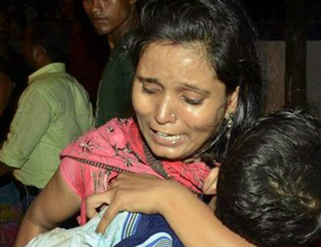 हादसे के बाद बच्चे को अस्पताल ले जाती महिला