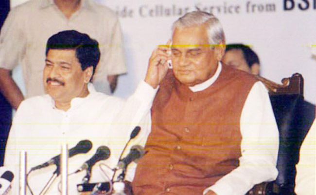 अटल बिहारी वाजपेयी के साथ प्रमोद महाजन