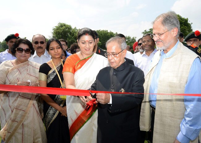 प्रणब मुखर्जी के साथ नजीब जंग और स्मृति ईरानी