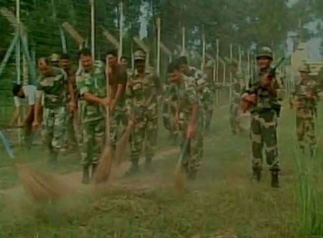 सीमा पर स्वच्छ भारत अभियान में हिस्सा लेते जवान
