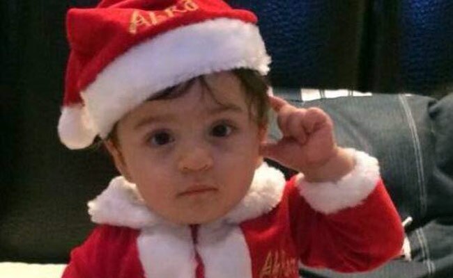 सैंटा क्लॉज के ड्रेस में अबराम