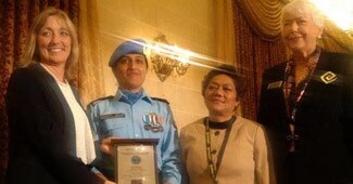 अवॉर्ड के साथ इंस्पेक्टर शक्ति देवी