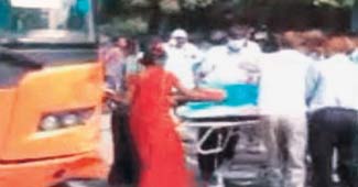 ड्राइवर ने बस सीधे अस्पताल के अंदर रोकी