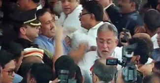 सदन के बाहर राज्यपाल से धक्का-मुक्की का नजारा