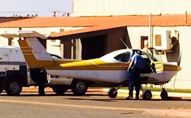 पब के बाहर एंटनी का प्लेन