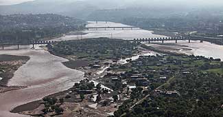 फाइल फोटोः जम्मू-कश्मीर में बाढ़