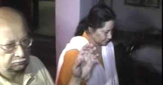 IPS की शिकायत करने थाने पहुंचे परिवार के लोग